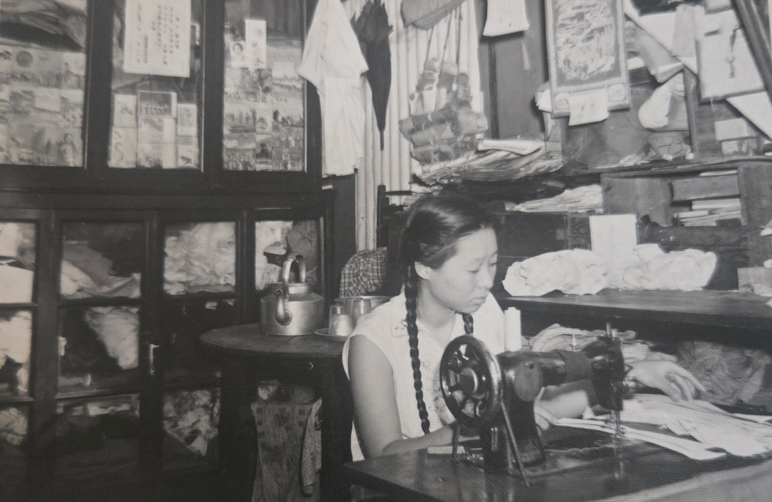 叶国治的母亲在仰光家中的裁缝店使用缝纫机 · Ye Guozhi’s mother at the sewing machine in the family tailor shop in Rangoon
